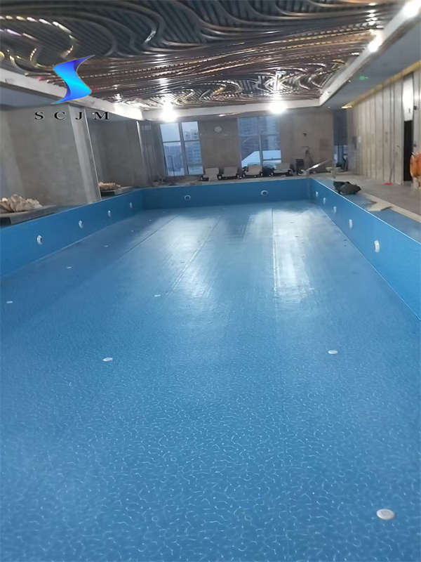 廣西南寧室內(nèi)泳池瓷磚改造膠膜鋪裝完成